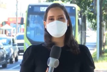 Repórter da Record é surpreendida com cocô de pombo em seu rosto; veja vídeo