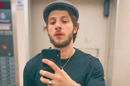 Chay Suede faz revelação peculiar sobre si mesmo e deixa fãs louquinhos