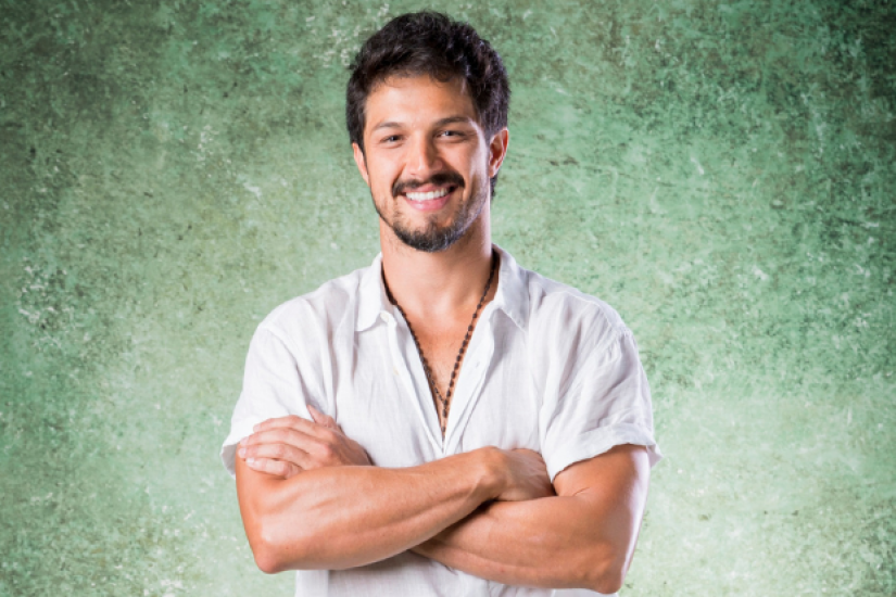 Rômulo Estrela surpreende com foto nos bastidores de nova novela