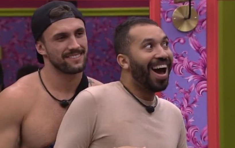 BBB 2021: Arthur se empolga com Gilberto de cueca e pede para dar mordida