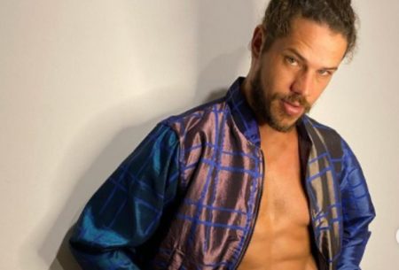 José Loreto arranca suspiros ao posar de sunga durante o banho