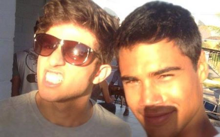 Ex-Rebeldes, Chay Suede e Micael Borges se reencontram em foto encantadora com os filhos