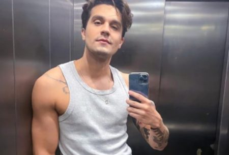 Sem camisa, Luan Santana exibe corpo sarado na cama e recebe mensagem de cantora