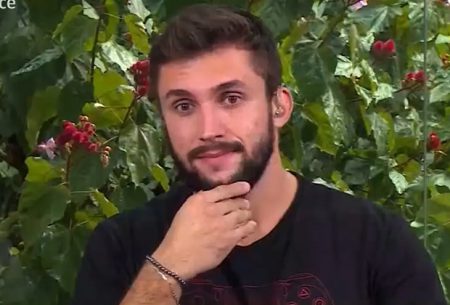 No Mais Você, Arthur fica sem graça ao ver atitudes com Carla Diaz: “Fui babaca”