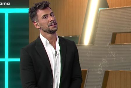Apresentador do TV Fama cria saia justa com piada envolvendo Globo e Bolsonaro