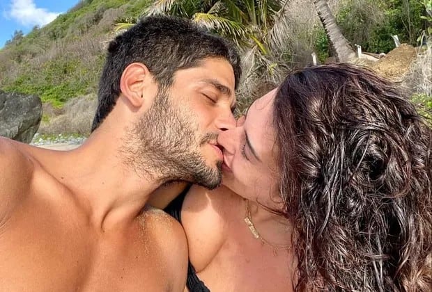 Fernanda Paes Leme posta fotos românticas com namorado
