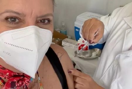 Astrid Fontenelle se emociona e desabafa ao ser vacinada contra a Covid-19