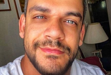 Caique Aguiar chama a atenção ao sensualizar em foto na web
