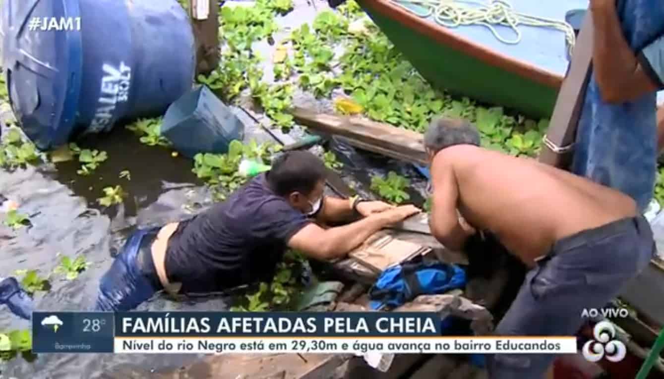 Repórter se desequilibra e cai de ponte ao vivo em telejornal da Globo