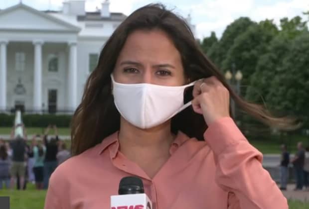 Vacinada, repórter da GloboNews surpreende e tira máscara ao vivo nos EUA