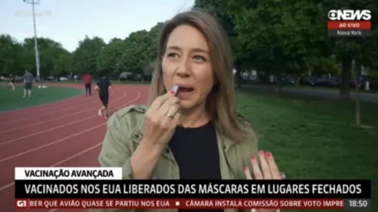 Nos EUA, repórter da GloboNews tira máscara e passa batom ao vivo