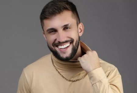 Ex-BBB Arthur Picoli faz estreia como apresentador e surpreende por boa desenvoltura