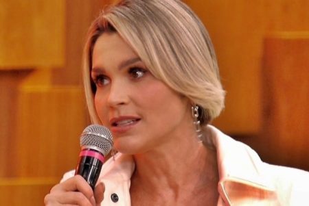 Flávia Alessandra vai ao Encontro e emociona com homenagem a Eva Wilma