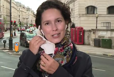 Repórter da Globo se emociona ao vivo ao tirar máscara em Londres