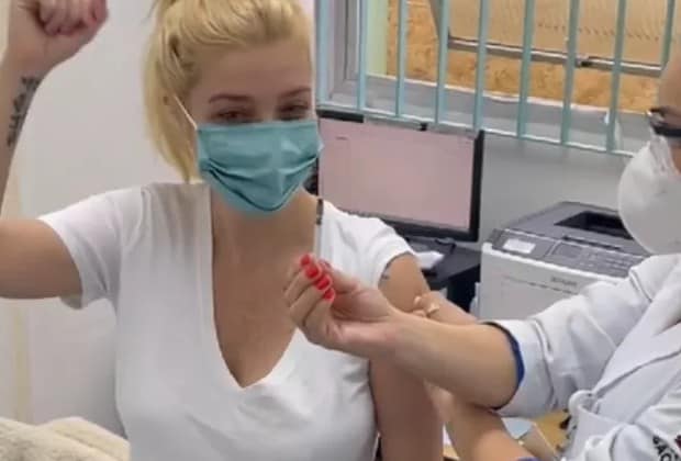 Grávida, Luiza Possi toma vacina contra covid-19 e desabafa