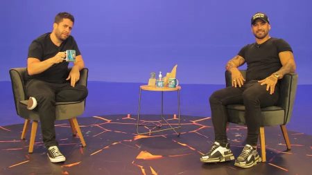 Na RedeTV!, Maurício Meirelles compartilha foto nua do ex-BBB Hadson