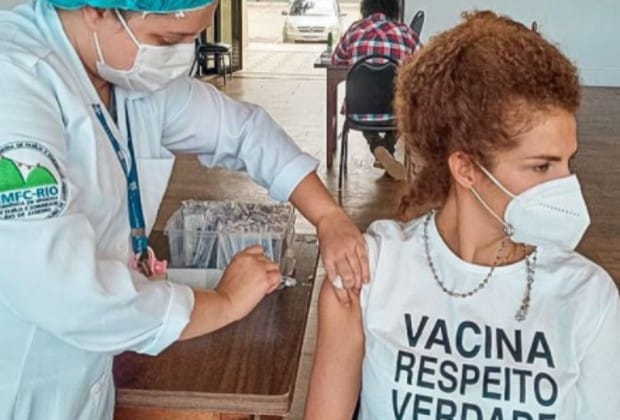 Vanessa da Mata é questionada sobre vacina e equipe da cantora faz revelação surpreendente