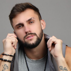 Ex-BBB Arthur Picoli confunde exame de Covid com teste de gravidez e dá o que falar