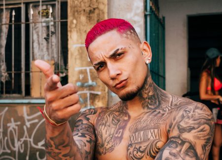Power Couple: Dynho Alves bebe demais e precisar ser carregado por colegas