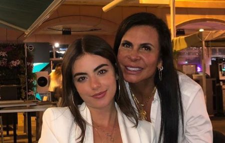 Filha mais nova de Gretchen trabalha como entregadora de comida no exterior e revela sonho