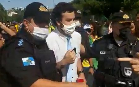 Repórter da CNN Brasil é alvo de bolsonaristas, sofre ameaça e sai escoltado de ato