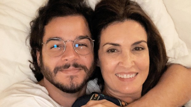 Fátima Bernardes e Túlio Gadêlha trocam declarações de amor com fotos românticas