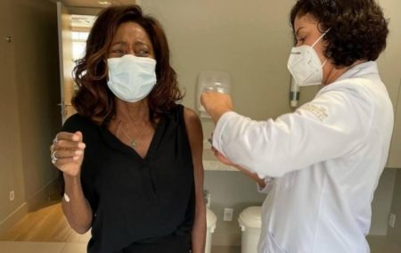 Glória Maria recebe vacina e brinca com mistério sobre idade