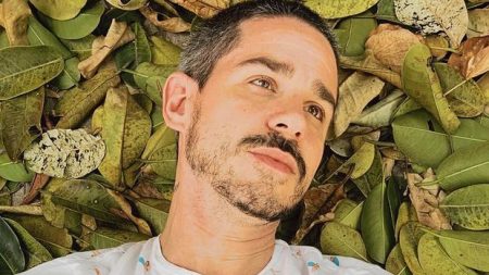 Pedro Neschling se emociona ao ajudar fã a se assumir como homossexual