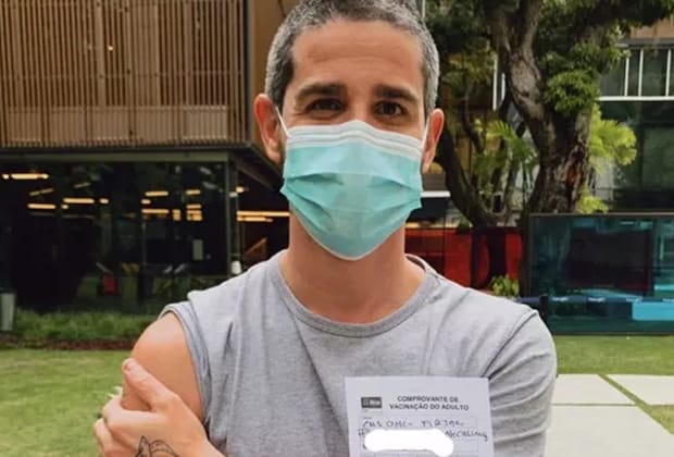 Pedro Neschling é vacinado, chama Bolsonaro de “genocida” e faz desabafo