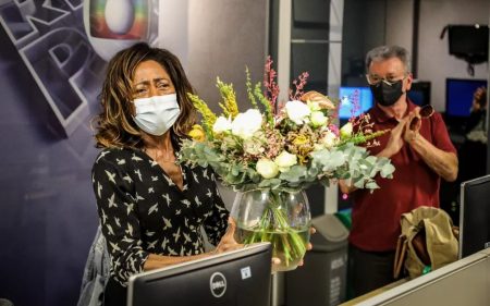 Após quase dois anos, Gloria Maria volta à Globo e é recebida com flores