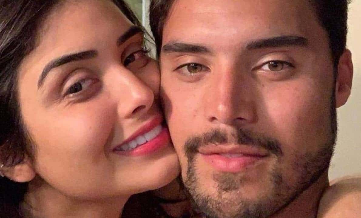 Letícia Almeida choca ao divulgar foto ousada com marido no banho