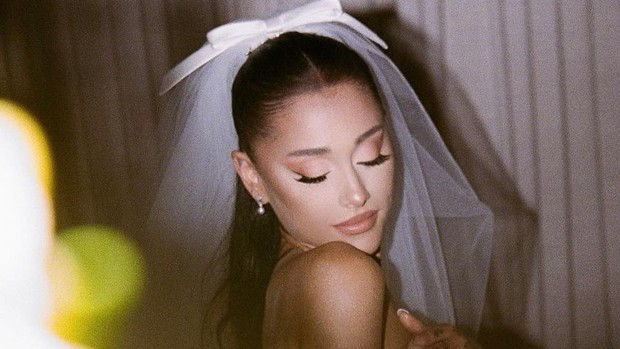Ariana Grande divulga primeiras fotos do casamento e detalhes luxuosos vêm à tona