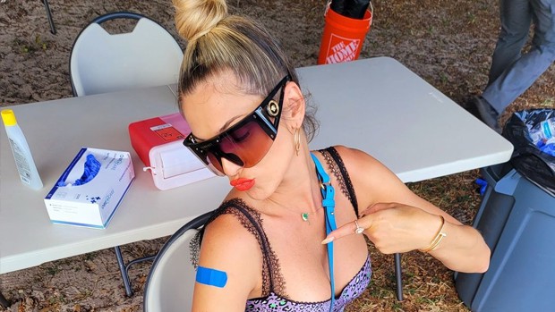 Lívia Andrade toma vacina contra a Covid-19 e inspira fãs ao refletir sobre privilégios