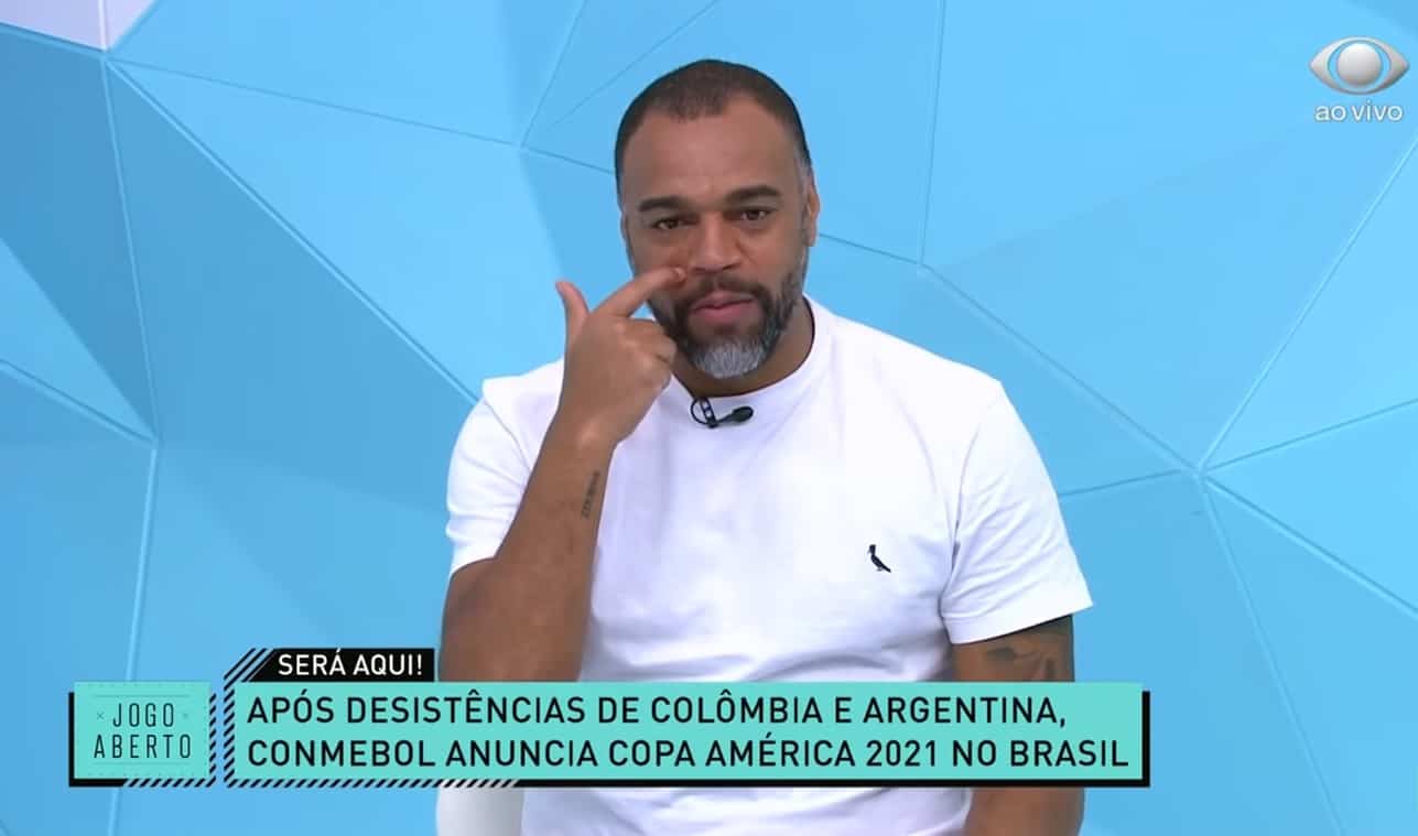 Chocado, Denílson ataca decisão da Conmebol sobre Copa América no Brasil