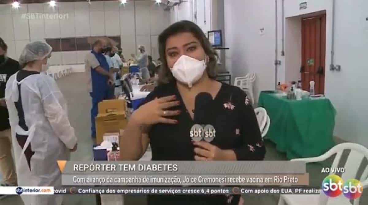 Repórter do SBT cai no choro ao vivo ao tomar vacina da Covid: “Dose de esperança”