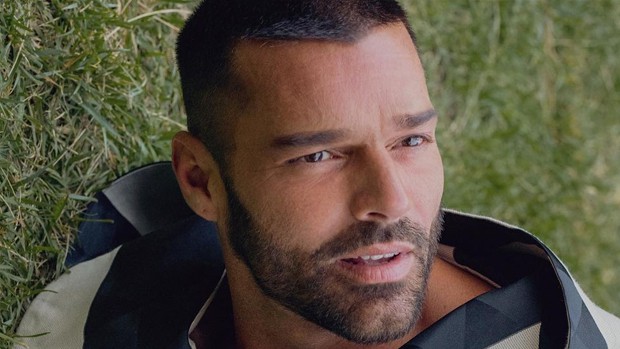 Ricky Martin denuncia entrevistadora que o pressionou a se assumir gay e revela trauma