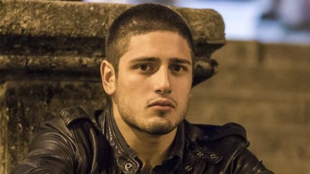 Império – Capítulo de Sábado (05/06): Ísis e João Lucas se beijam