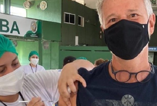Marcello Novaes celebra primeira dose da vacina contra a Covid-19