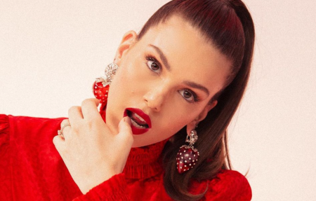 Camila Queiroz protagoniza ensaio ousado e tira toda a parte de cima
