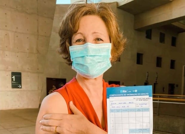Sônia Bridi é vacinada contra a Covid-19 e Mari Bridi celebra