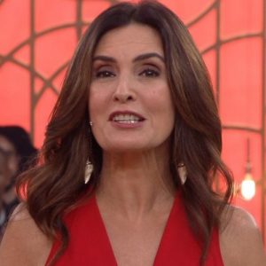 Fátima Bernardes faz descoberta ao vivo sobre vacina que tomou e se emociona
