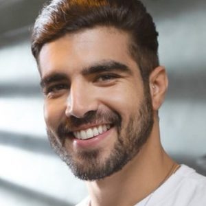 Caio Castro adere a tratamento para alongar os cabelos e médica explica tudo