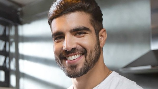 Caio Castro adere a tratamento para alongar os cabelos e médica explica tudo