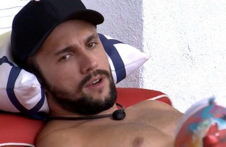 Arthur Picoli se pronuncia sobre romance com Carla Diaz após notícia polêmica
