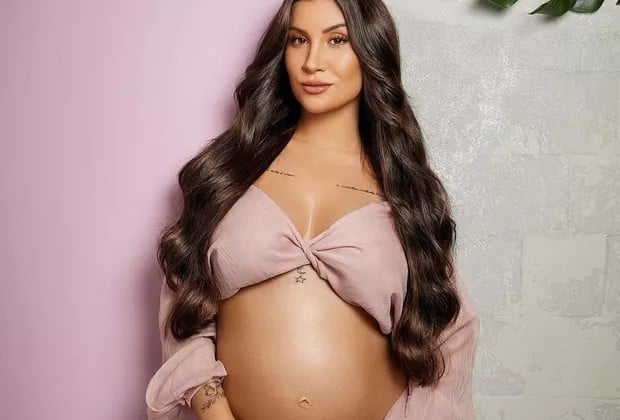 Bianca Andrade surpreende e exibe estrias por conta gravidez