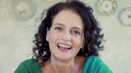 Denise Fraga vai às lágrimas ao tomar vacina contra a Covid-19 e faz campanha