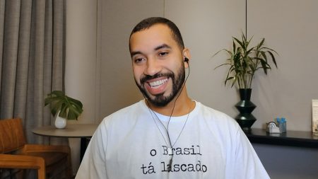 Gil do Vigor revela que livro tem textos antigos e faz desabafo para Pedro Bial