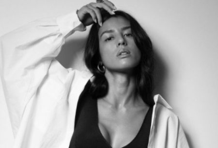 Com look ousado, Yanna Lavigne exibe parte do corpo e causa alvoroço