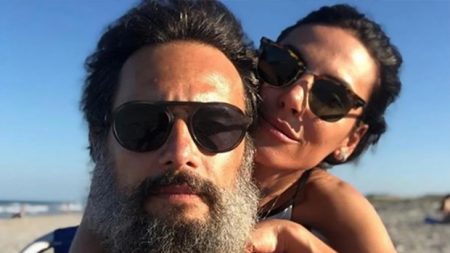 Rodrigo Santoro incentiva uso de máscaras em foto romântica com Mel Fronckowiak