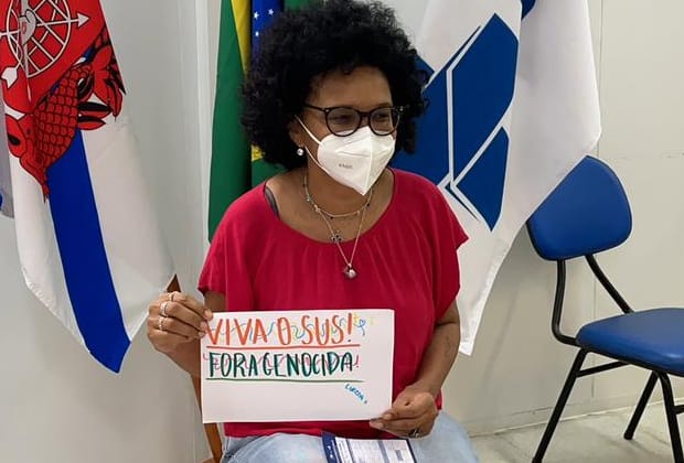 Teresa Cristina toma vacina contra a covid-19 e protesta contra Bolsonaro